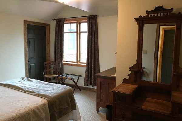Room 8 queen bed