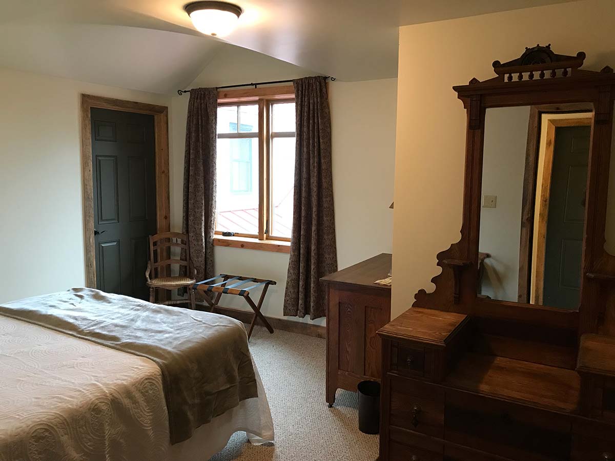 Room 8 queen bed